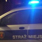Radiowóz Straży Miejskiej z migającymi niebieskimi światłami