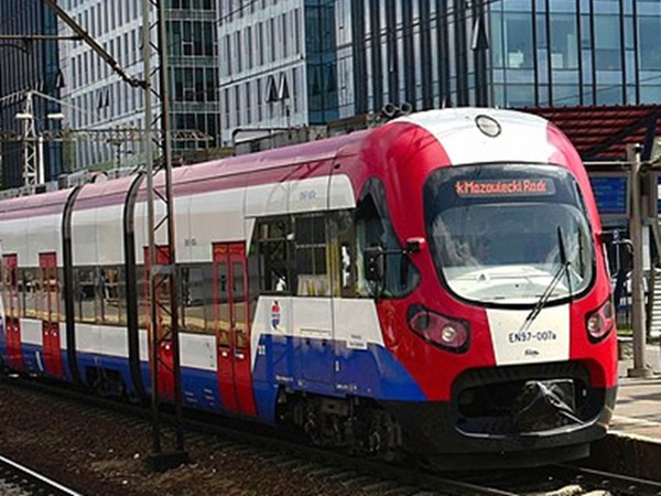 Nowoczesny pociąg EN57-001 na stacji Mazowieckiej