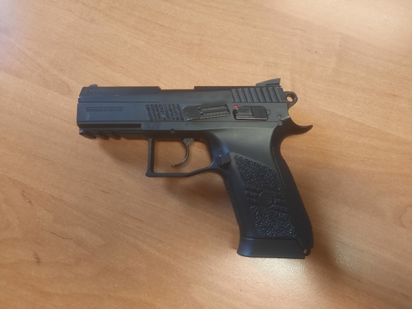 Czarny pistolet CZ P-09 na drewnianej powierzchni