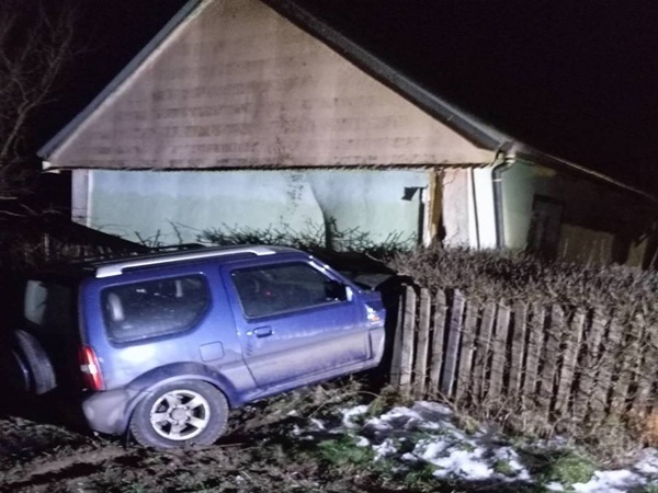 Niebieski SUV Suzuki Jimny uderzył nocą w dom