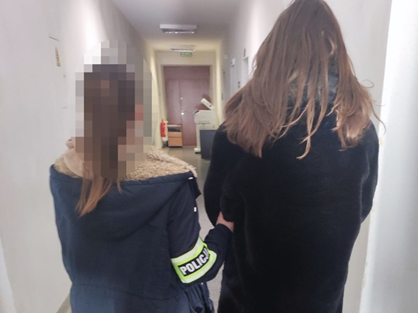 Dwie kobiety w areszcie, jedna z nich nosi policyjną opaskę.