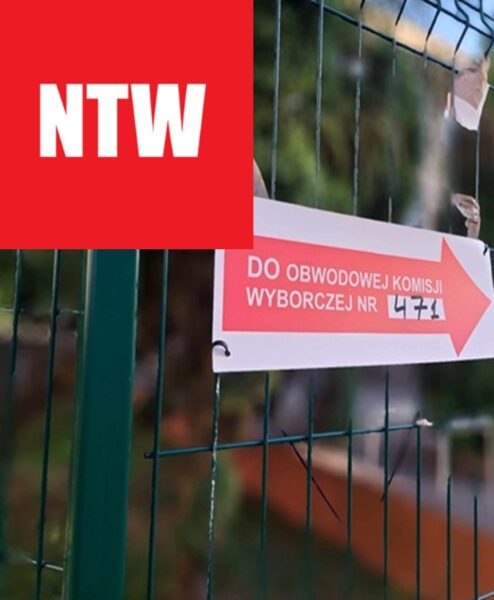 Tabliczka na płocie: „Do Obwodowej Komisji Wyborczej Nr 471” wskazująca lokalizację lokalu wyborczego.