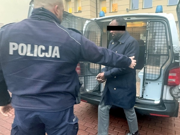 Policjant aresztujący podejrzanego w kajdankach, Polska