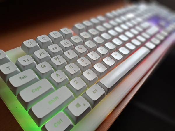 Biała klawiatura gamingowa z podświetleniem RGB.