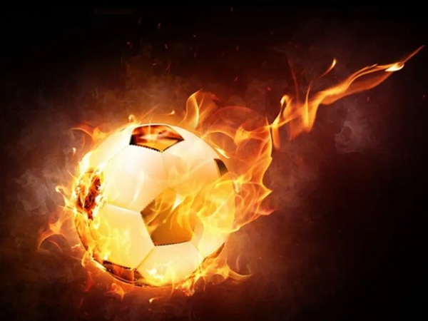 Ognista piłka nożna stanęła w płomieniach