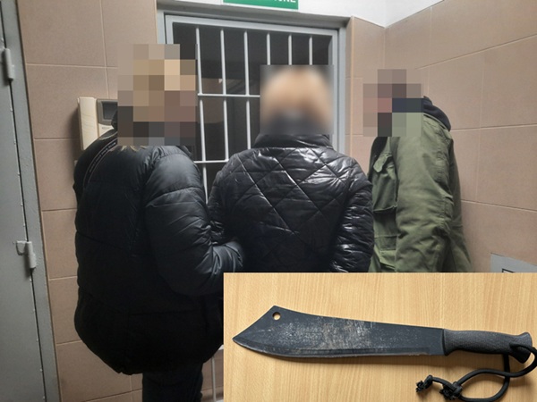 Aresztowano trzech podejrzanych, skonfiskowano maczetę. Śledztwo policyjne.