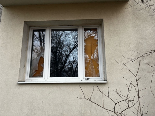 Zbita szyba w zewnętrznej ścianie budynku