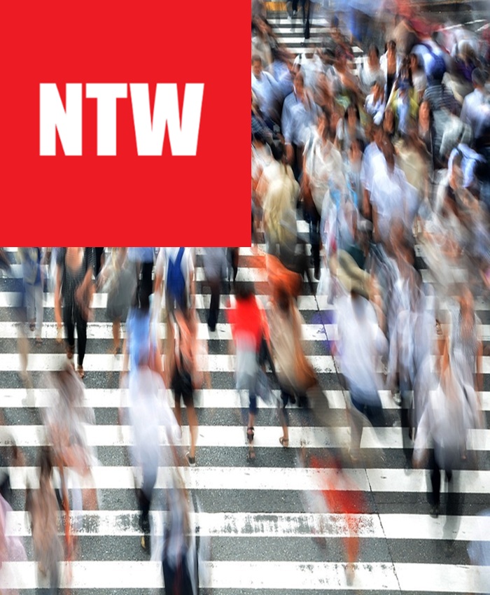 Trzech polityków na konferencji prasowej, jeden z nich trzyma nagrodę. SDP.