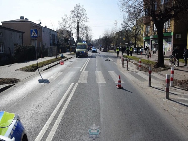 Pojazdy uprzywilejowane na miejscu wypadku drogowego w Polsce. Trwa dochodzenie w sprawie wypadku drogowego.