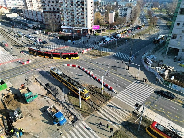 Widok z lotu ptaka na ruchliwe skrzyżowanie miasta z tramwajami i trwającymi pracami budowlanymi
