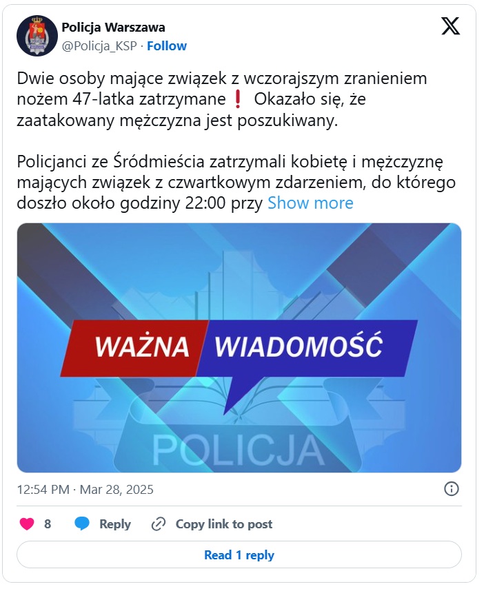 Wąż zbożowy trzymany szczypcami, prezentujący jego pomarańczowo-szary wzór.