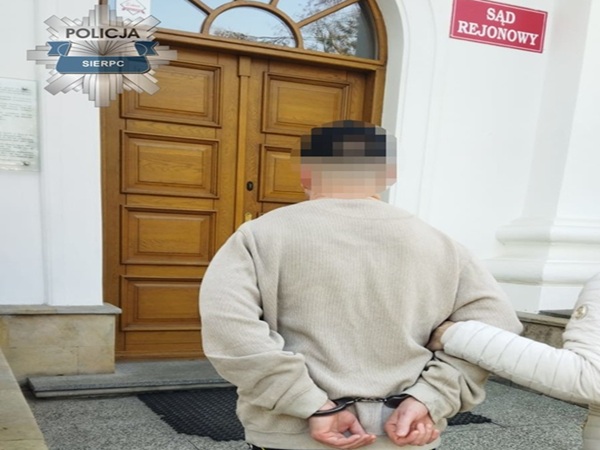 Mężczyzna w kajdankach przed Sądem Rejonowym w Sierpcu