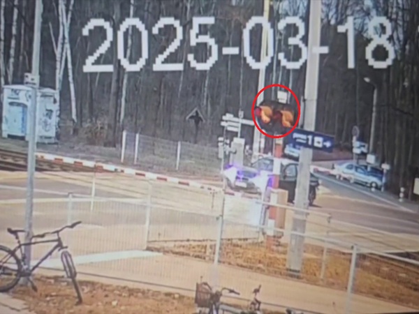 Nagranie z kamery bezpieczeństwa przedstawiające wypadek drogowy na przejeździe kolejowym w dniu 18 marca 2025 r.