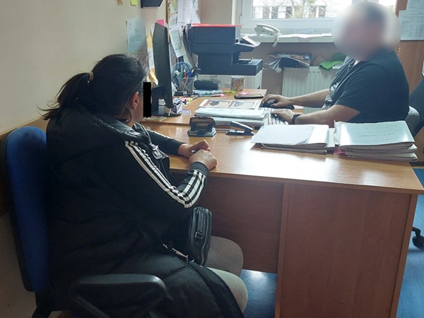 Kobieta i mężczyzna w biurze, omawiają dokumenty przy biurku.