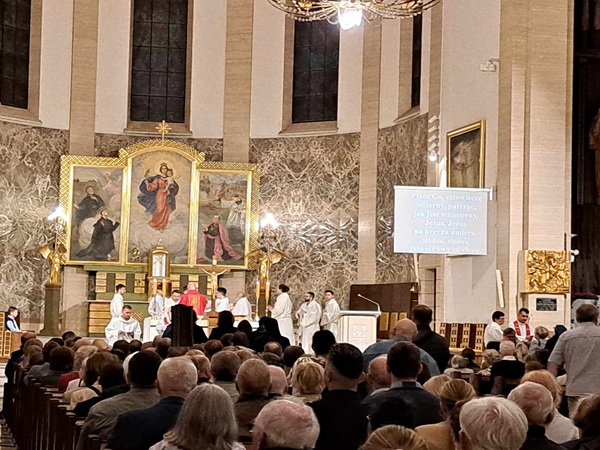 Duża wspólnota kościelna uczestnicząca we mszy, księża przy ołtarzu