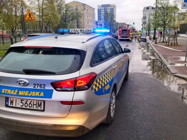 Radiowóz Silver Straż Miejski na miejscu powodzi, tablica rejestracyjna WI 566HM