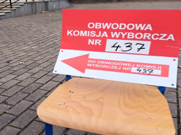 Tabliczka polskiego lokalu wyborczego: Obwodowa Komisja Wyborcza Nr 437
