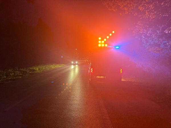 Pojazd uprzywilejowany w nocy, we mgle i w oddali inny pojazd.