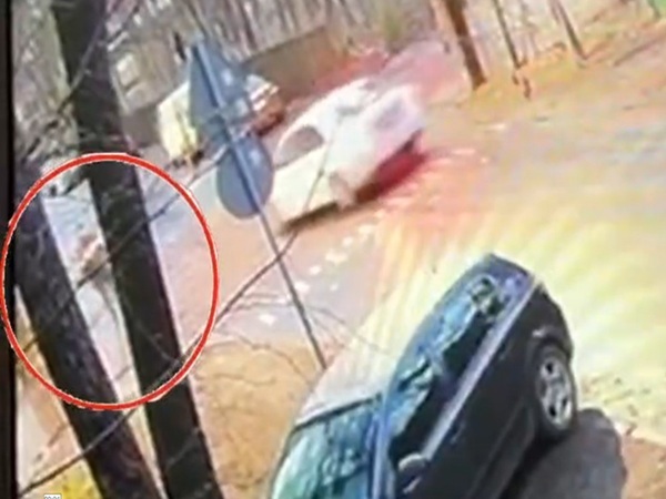 Miejsce wypadku samochodowego z uszkodzonymi pojazdami i rozlanym płynem na drodze.