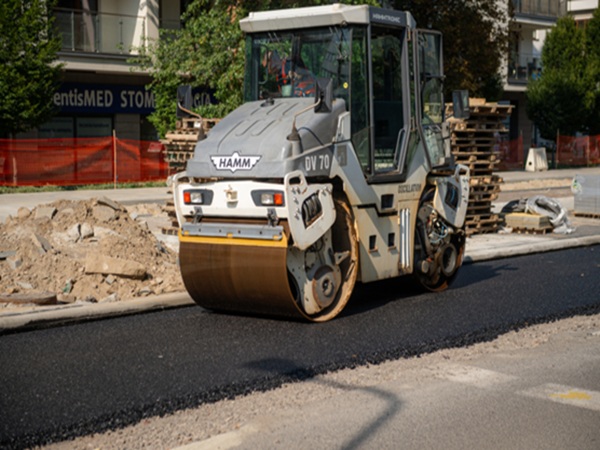 Budowa dróg: Hamm DV 70 walec asfaltowy zagęszczający nową nawierzchnię. Remont ulicy Broniewskiego.