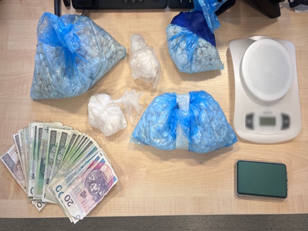 Zarekwirowano narkotyki (mefedron i amfetaminę), gotówkę i wagi. Nalot policji w Śródmieściu.