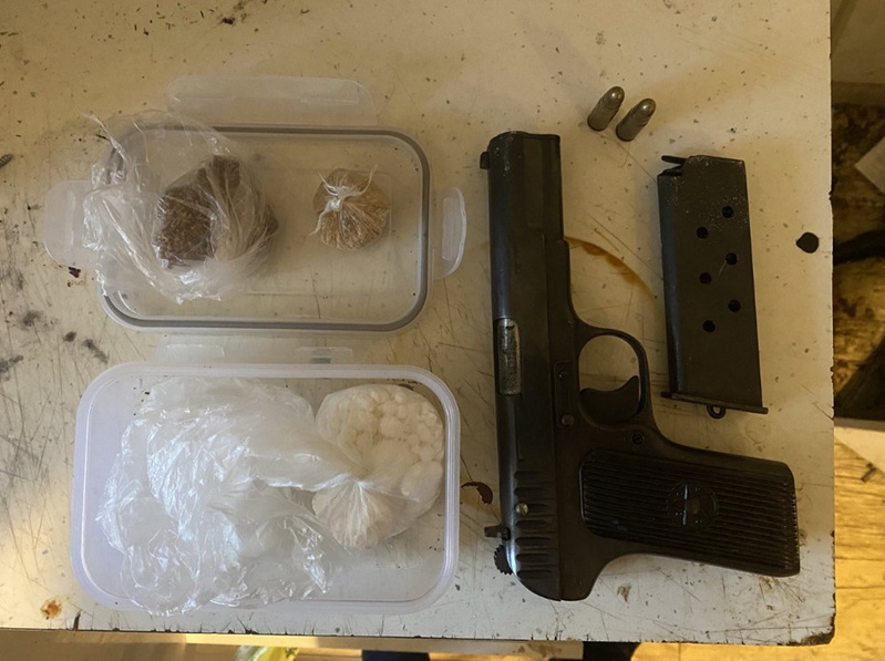 Zarekwirowane narkotyki, broń palna i amunicja. Dowody posiadania narkotyków i nielegalnej broni palnej.