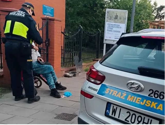 Człowiek krwawił, nie wiedział jak doznał obrażeń. Akcja ratownicza strażników miejskich na placu Hallera fot. straż miejska, mat. pras.