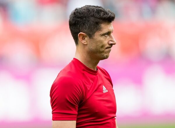 Robert Lewandowski w czerwonej koszulce treingowej Bayernu. Już jej nie włoży. Czy założy jeszcze koszulkę Reprezentacji Polski?