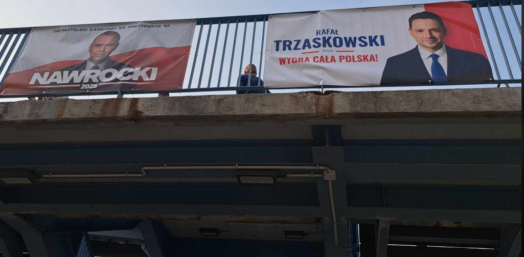 Banery wyborcze Trzaskowskiego i Nawrockiego na moście. Wybory 2025.