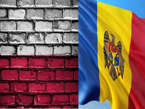 Flagi Polski i Mołdawii: Zwycięstwo Polski nad Mołdawią w meczu piłkarskim.