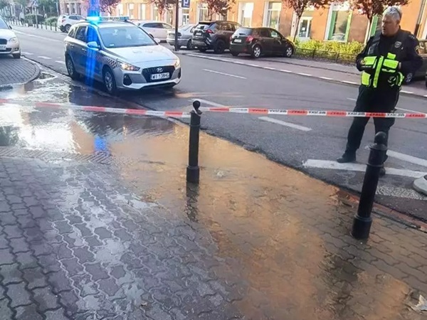 Woda tryskająca z chodnika w Pradze;