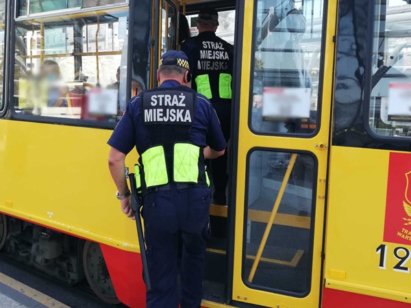 Funkcjonariusze Straży Miejskiej w warszawskim tramwaju