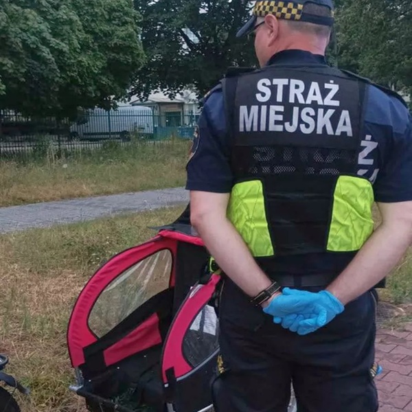 Pijany tata dzieci w przyczepce fot straż miejska mat pras