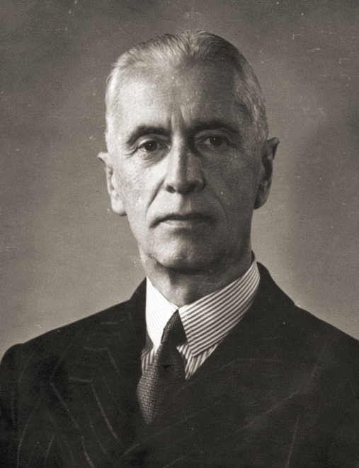 Czarno-biały portret Władysława Raczkiewicza, pierwszego prezydenta Polski na uchodźstwie w czasie II wojny światowej.