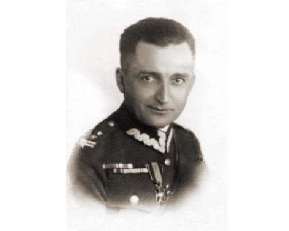 Czarno-biały portret polskiego oficera w mundurze.