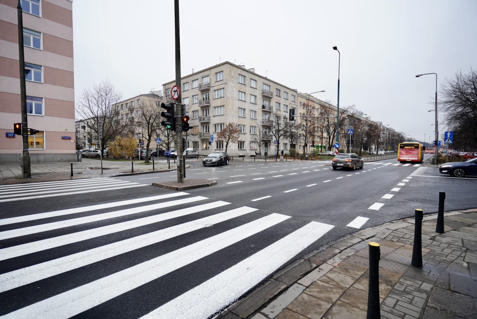 Przejście dla pieszych z samochodami i budynkami na ulicy miejskiej