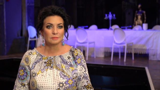 Portret aktorki Iriny Kupczenko w bluzce w kwiaty