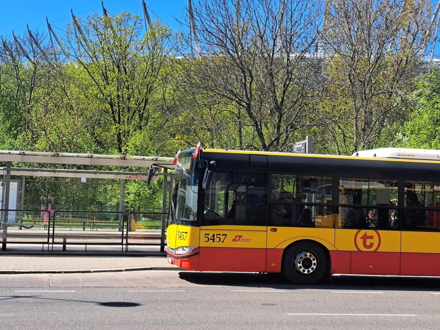 Autobus warszawski nr 5457 na przystanku autobusowym w pobliżu Stadionu Narodowego. Weekendowe zmiany trasy z powodu zamknięcia ulicy Zamknięta Francuska.