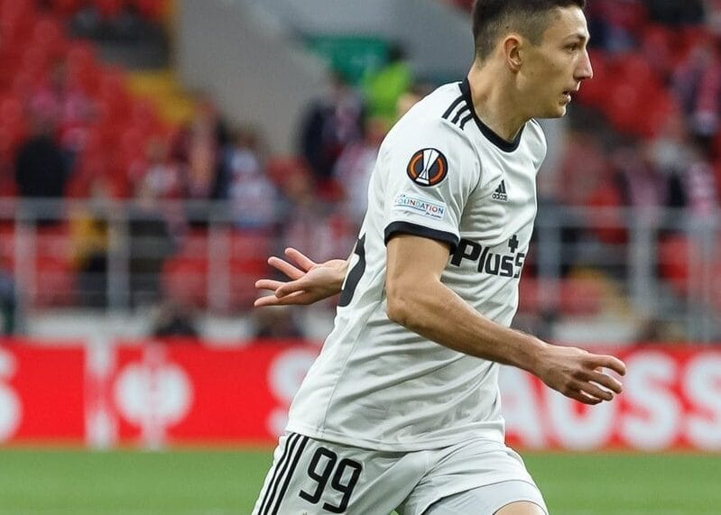 Piłkarz, numer 99, w akcji podczas meczu.