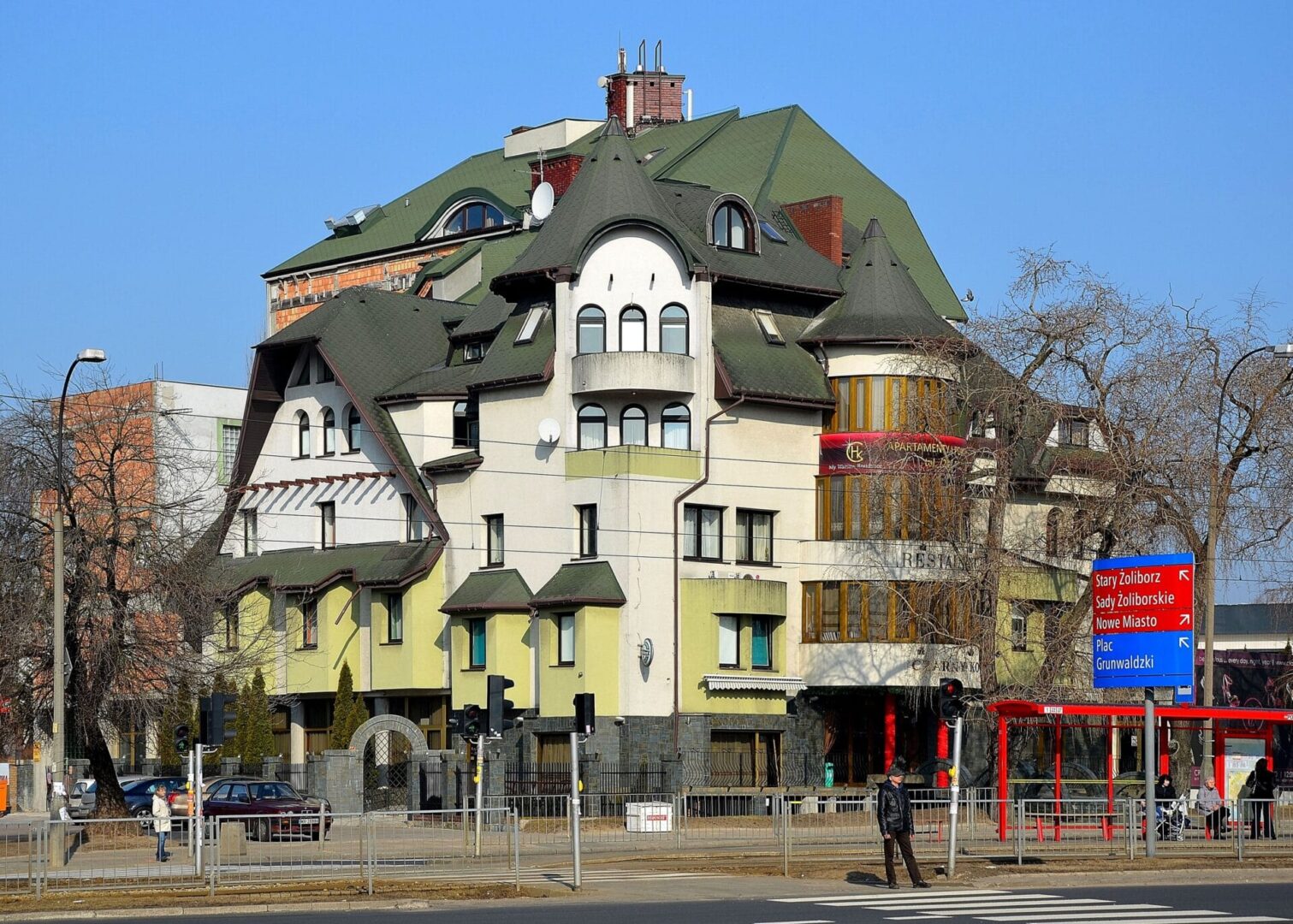 Wielopiętrowy budynek o wyjątkowych detalach architektonicznych, położony na skrzyżowaniu ulic miasta.