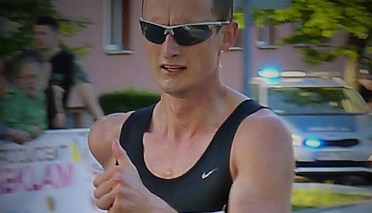 Spocony chodziarz pokazujący kciuk do góry