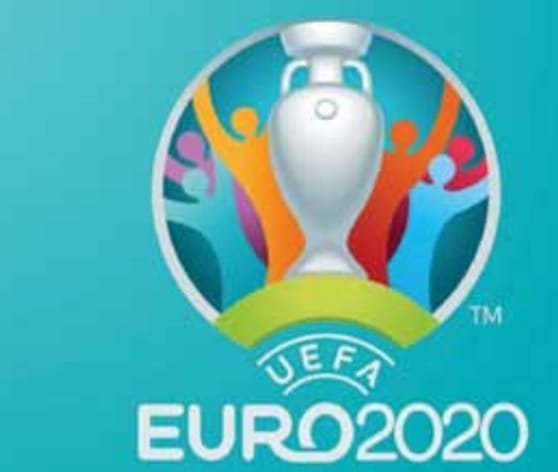 Logo UEFA Euro 2020 przedstawiające trofeum i postacie celebrujące