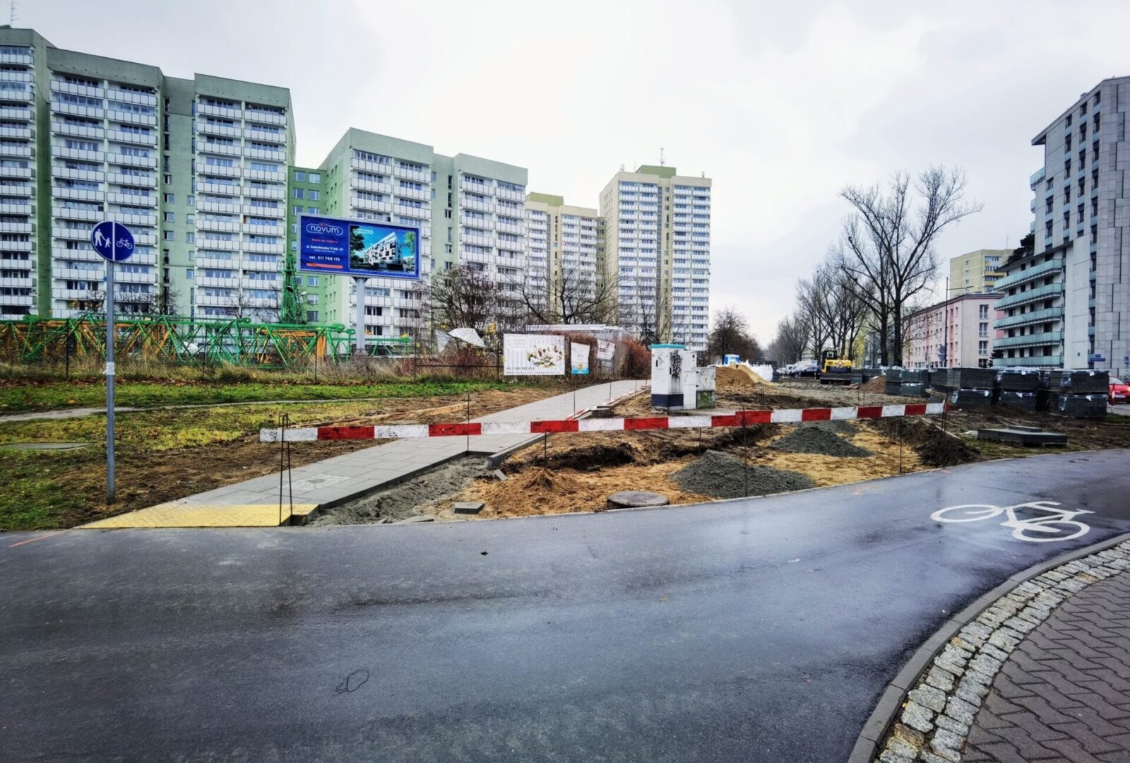 Budowa miejskich ulic, nowa nawierzchnia i ścieżka rowerowa.