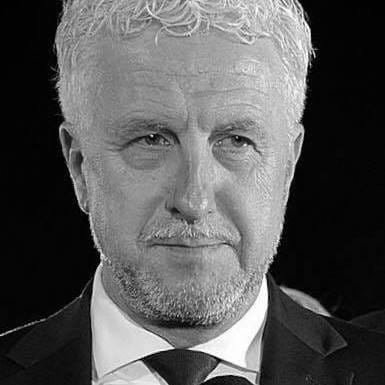 Czarno-białe zdjęcie portretowe projektanta mody Giorgio Armaniego.