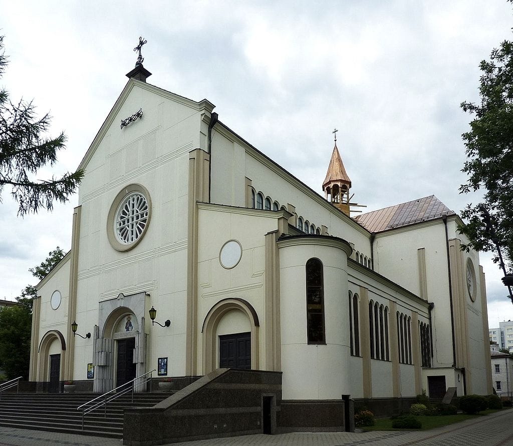 Elegancki polski kościół, prezentujący piękną architekturę i design.