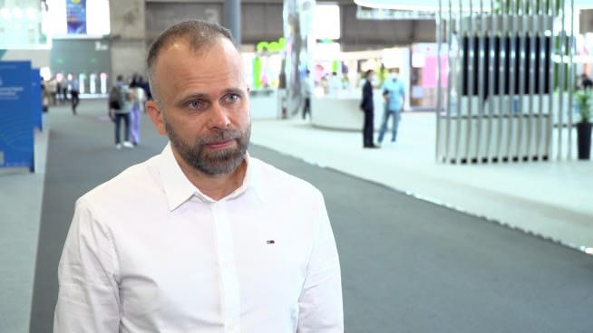 Mężczyzna w białej koszuli omawiający strategie SEO