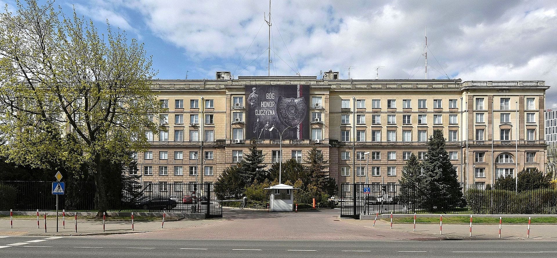 Warszawa, budynek Ministerstwa Obrony Narodowej z transparentem „Bóg Honor Ojczyzna”.