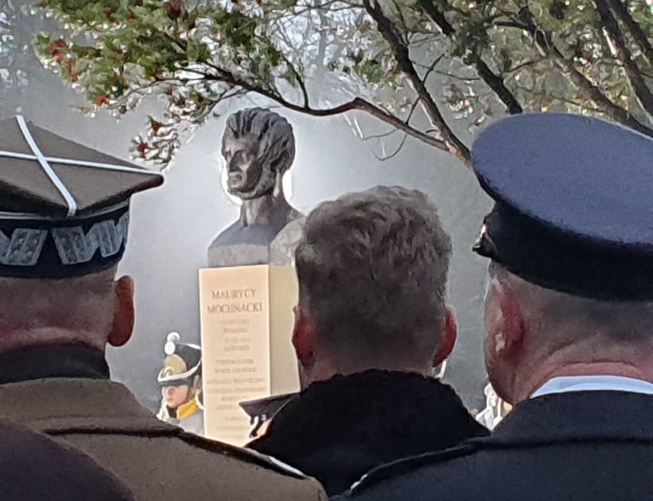 Żałobnicy pod pomnikiem Maurycego Mochnackiego.