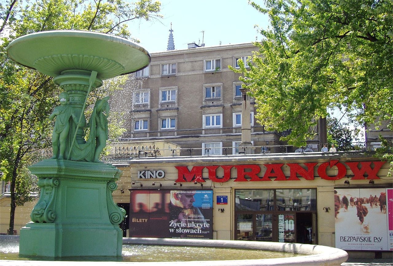 Zielona fontanna przed kinem Muranów, Warszawa. Widoczny napis „Kino Muranów”.