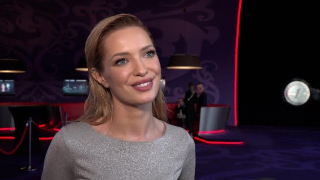 Portret aktorki Olgi Kurylenko z bliska.